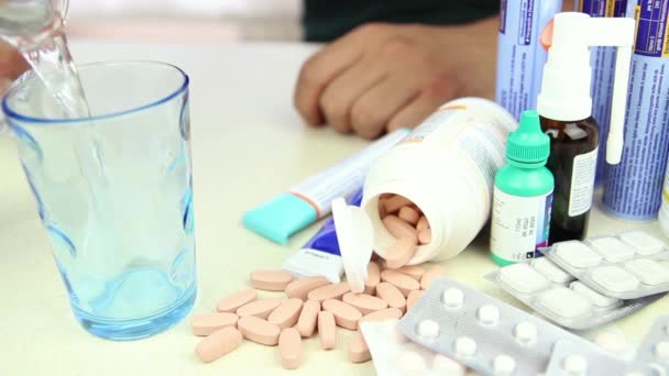 mladý muž pacient polyká pilulku - Záběry, video
