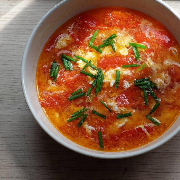 Yumurta çorbası kaseli kırmızı domates, öğle yemeği için basit, ucuz ve hızlı yemek ama lezzetli ve besleyici. - Fotoğraf, Görsel