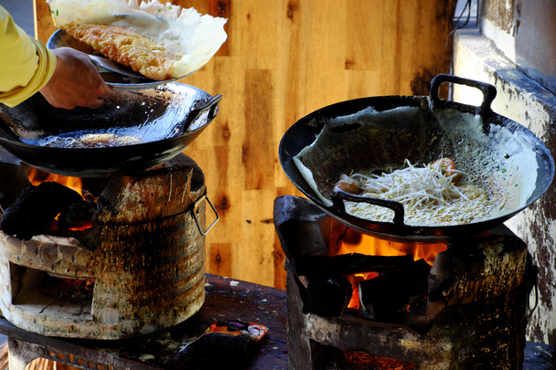 Dois fogão a carvão em vermelho brilhante para as pessoas fazem panqueca vietnamita no restaurante calçada, bolo crocante amarelo é comida de rua popular no restaurante fora da calçada - Foto, Imagem