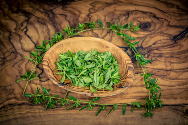 suolainen satureja hortensis herkullisia keittiöyrttejä - Valokuva, kuva