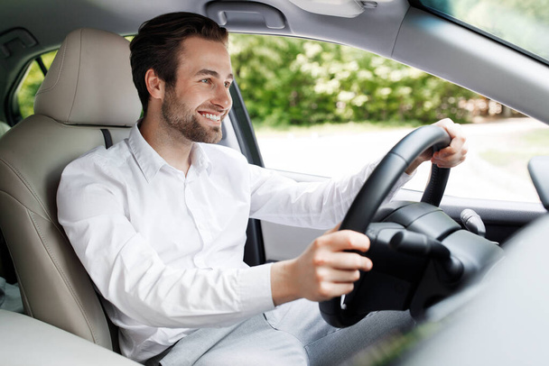Pozitivní řidič podnikatel v autě jízdy na cestě do práce kanceláře, dobrá nová osobní doprava - Fotografie, Obrázek