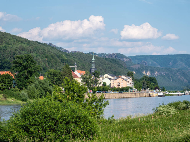 Vue de Bad Schandau sur les rives de l'Elbe en Saxe - Photo, image