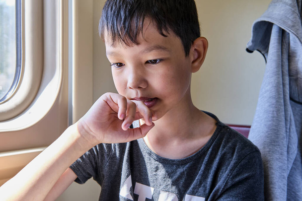 Крупним планом портрет молодого азіатського хлопчика
 - Фото, зображення