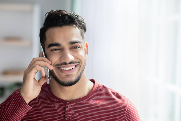 携帯電話で話している幸せな中東の男 - 写真・画像