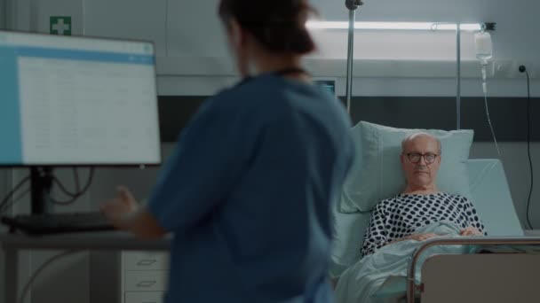 Paciente de edad avanzada esperando resultados en la cama de la sala de hospital - Imágenes, Vídeo