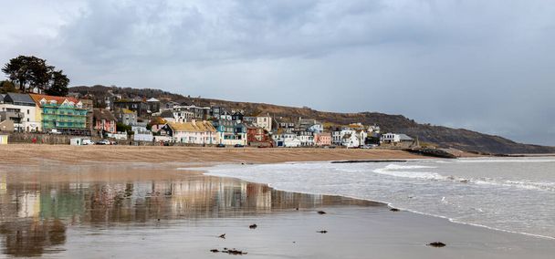 イギリス、ドーセットの海辺の町、ライム・レジスの風景 - 写真・画像