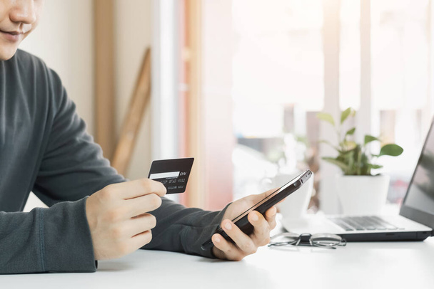 επιχειρηματίες χρησιμοποιούν τις πιστωτικές κάρτες τους μέσω mobile internet banking apps για να ψωνίσουν online και ψηφιακές ιδέες πληρωμής. - Φωτογραφία, εικόνα