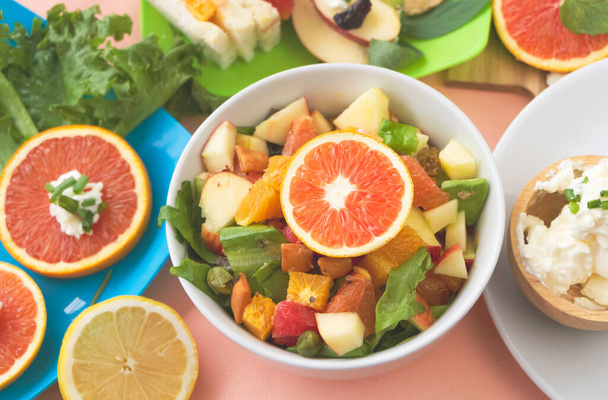 Maçã fatiada, avodaco, laranja, maçã, salada grapefruit.fruit tigela mista, luz embaçada rodada - Foto, Imagem