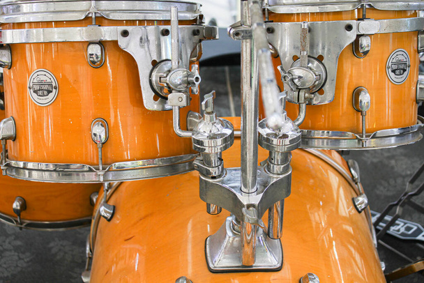 Primer plano de kit de tambor naranja - Foto, Imagen