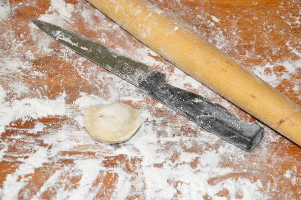 Las albóndigas están moldeadas a mano y listas para el cocinero. - Foto, Imagen