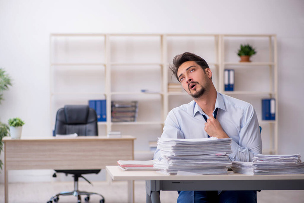 若い男性従業員はオフィスで過剰な仕事に不満 - 写真・画像