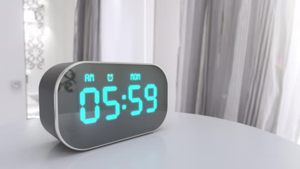 6 Uhr am Montagmorgen auf dem Bildschirm des digitalen Weckers im Schlafzimmer - Filmmaterial, Video
