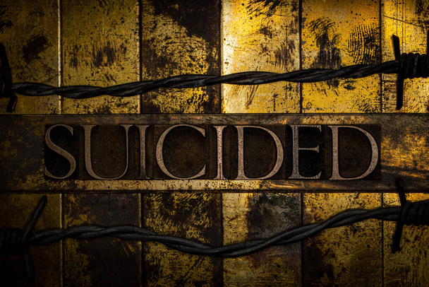 Suicided κείμενο σε vintage υφή grunge χαλκού και χρυσό φόντο - Φωτογραφία, εικόνα