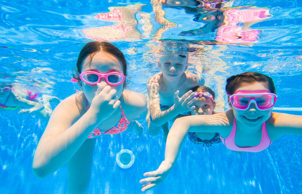 Küçük çocuklar su altında havuzda yüzüyor.. - Fotoğraf, Görsel