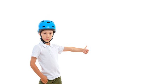 A cute child in a bicycle helmet shows a thumb up gesture, shows that everything will be fine. Studio portrait on white isolated background. - Foto, Bild