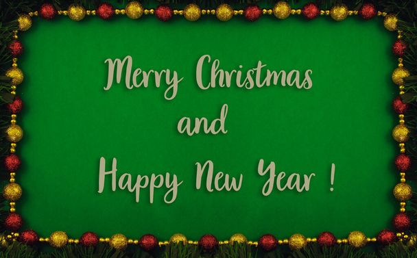 Couché plat de vacances d'hiver cadre en boules de Noël et sur fond vert - Photo, image