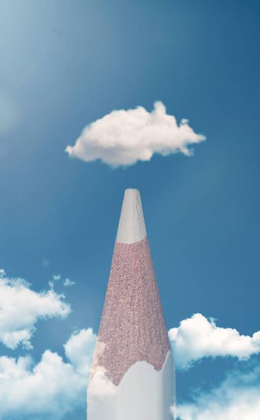 Nahaufnahme von weißem Bleistift umgeben von Wolken, die wie Berge aussehen Kreativität Kunstkonzept - Foto, Bild