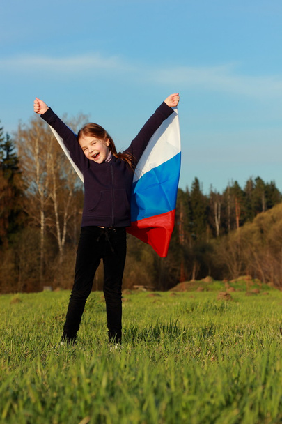 dziewczynka gospodarstwa duże flaga Rosyjska - Zdjęcie, obraz