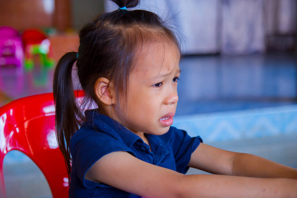 Сум чарівного азіатського малюка, що плаче, азіатська маленька дівчинка, що плаче і сумує. - Фото, зображення