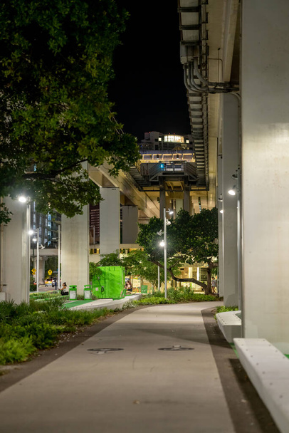 Foto nocturna del recién construido Brickell Miami Subrayar el espacio recreativo público al aire libre - Foto, Imagen
