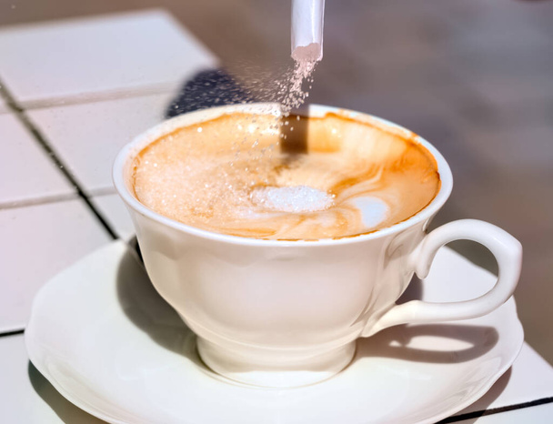 café cappuccino dans un plat blanc sur une table dans un café - Photo, image