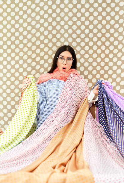 Meglepett szabó színes textilronggyal a műteremben - Fotó, kép