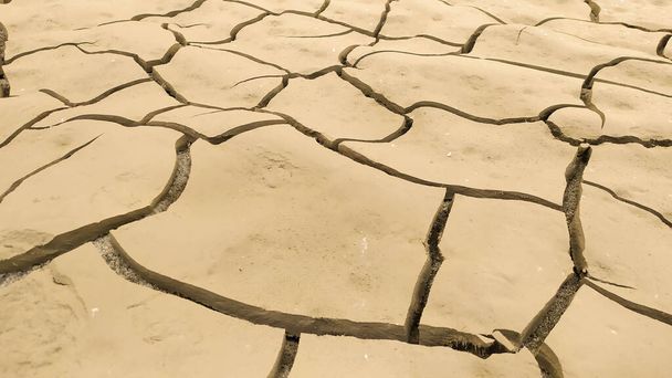 Rissige und trockene Lehmböden aufgrund von Regenmangel, Rio Po, Italien. Hochwertiges Foto - Foto, Bild