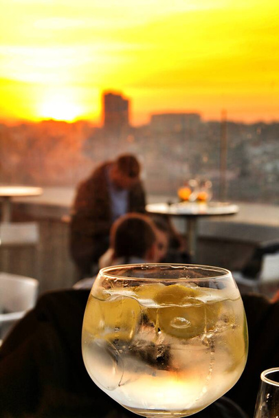 Ποτήρια τζιν τόνικ στο τραπέζι στην Ισπανία το ηλιοβασίλεμα σε ταράτσα - Φωτογραφία, εικόνα