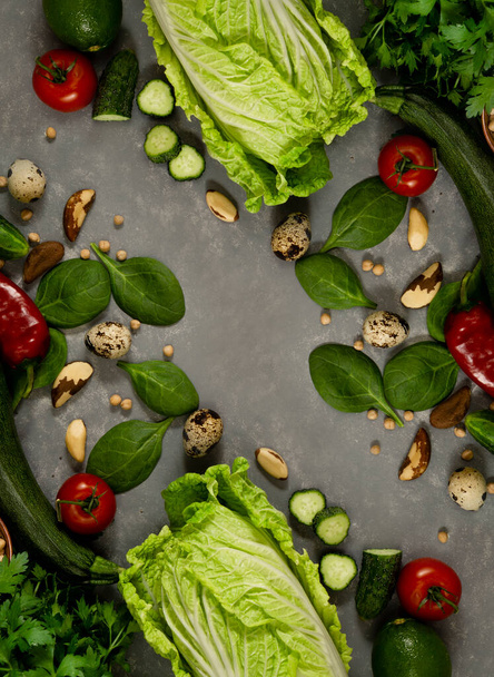 План диеты с зеленью и свежими овощами в бумажном блокноте на серой поверхности стола. - Фото, изображение
