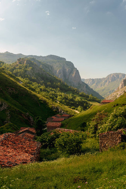 paisaje con edificios antiguos para ganaderos en las altas montañas. Parque Nacional Picos de Europa. - Foto, imagen