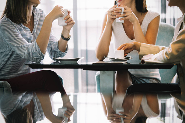 Group of business woman enjoyed talking and drinking coffee together in cafe - Foto, Bild