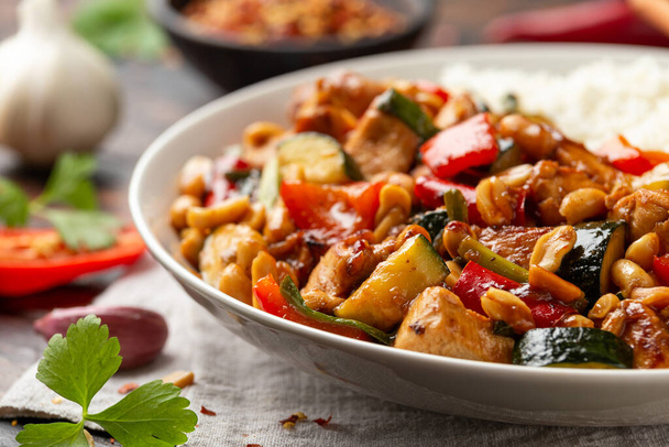 Kung Pao Chicken paprikoiden, kesäkurpitsan ja riisin kera. Aasian ottaa pois ruokaa - Valokuva, kuva