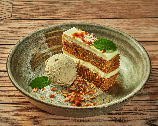 Carrot cake with ice cream and caramelized nut crumbs - Фото, зображення
