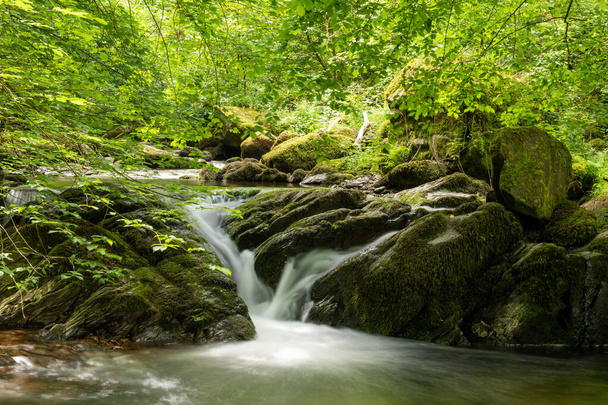 Longue exposition d'une cascade sur la rivière Hoar Oak Water à Watersmmeet dans le parc national Exmoor - Photo, image