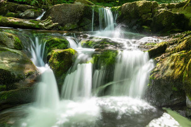 Dlouhé vystavení vodopádu na řece Hoar Oak u Watersmmeetu v národním parku Exmoor - Fotografie, Obrázek