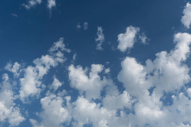 空と雲の美しい背景、テキストのためのスペースのコピー、自然な背景 - 写真・画像
