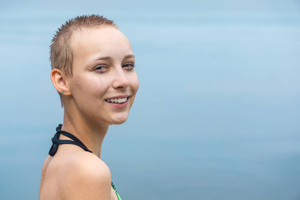 ritratto di un'adolescente con gocce sul viso dopo aver nuotato - Foto, immagini