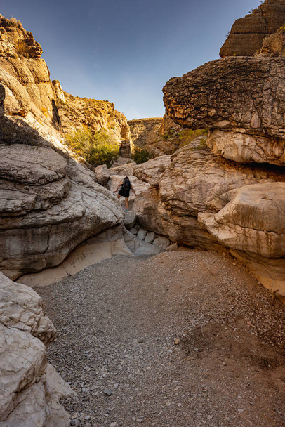 Mujer sube rocas a través del cañón en el gran parque nacional de Bend - Foto, Imagen