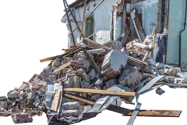 Yıkık duvarlı yıkıntılar, tuğla enkazı ve beyaz arka planda izole edilmiş yıkılmış bir ev. - Fotoğraf, Görsel