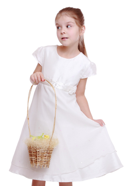 Girl holding a Easter basket - Foto, afbeelding