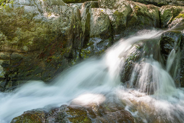 Longa exposição de uma cachoeira no rio East Lyn em Watersmmeet Em Exmoor National Park - Foto, Imagem