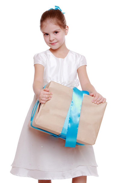 Girl holding a big gift - Φωτογραφία, εικόνα