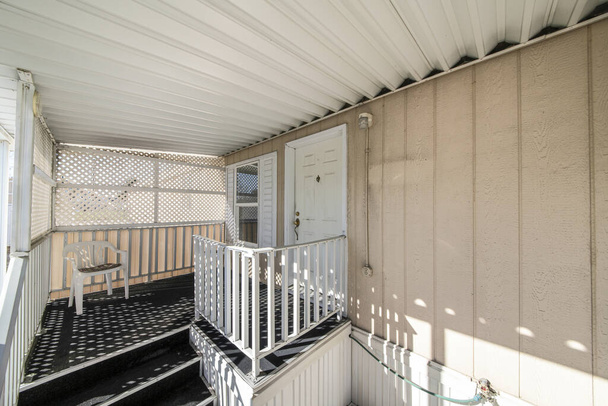 Крытый повышенный патио дома с решетчатой стеной конфиденциальности - Фото, изображение