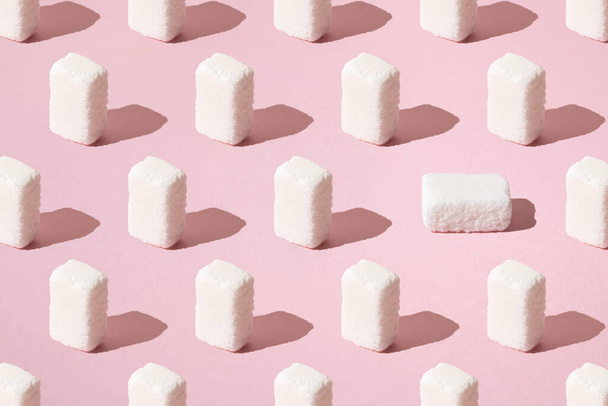 Weißer Zucker auf rosa Hintergrund. Minimale süße Mustergestaltung. - Foto, Bild