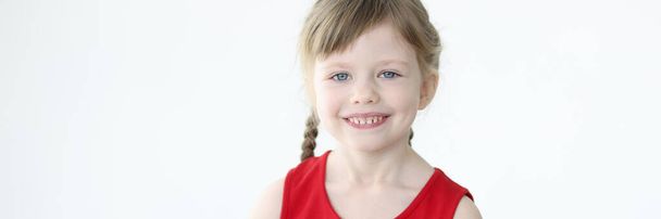 Gülümseyen sarı saçlı küçük bir kızın portresi. - Fotoğraf, Görsel