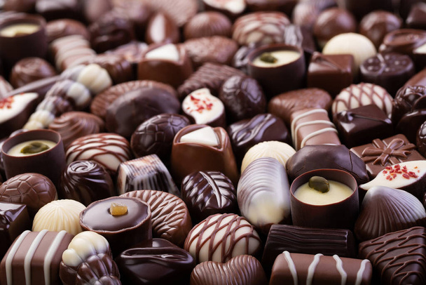 variëteit truffels en chocolade snoep, zoete dessert achtergrond - Foto, afbeelding