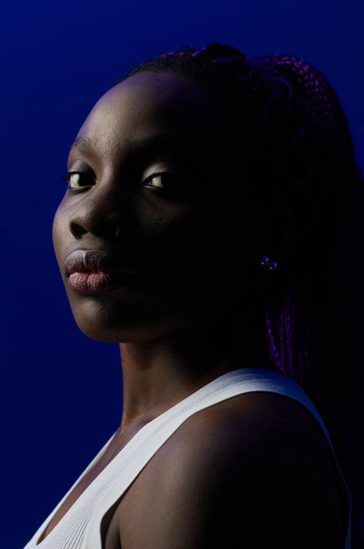 Portret van Afro-Amerikaanse vrouw op paars - Foto, afbeelding