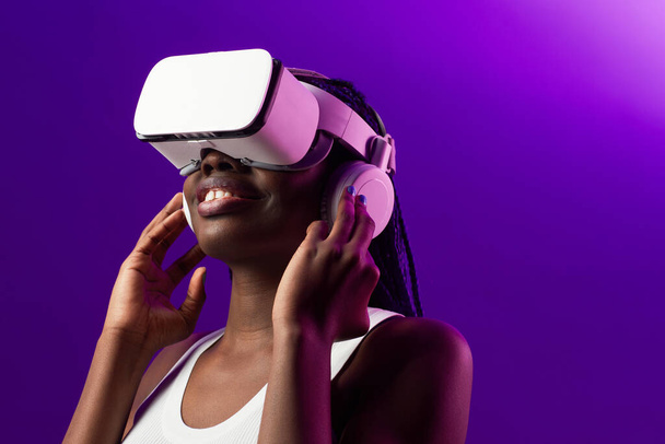 African American Woman χρησιμοποιώντας VR Ελάχιστη - Φωτογραφία, εικόνα