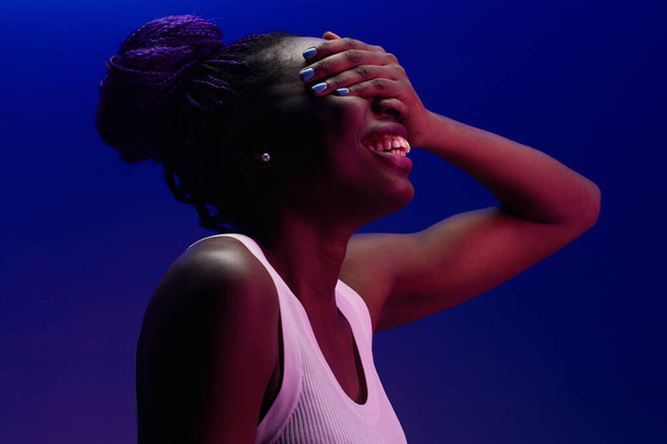 Femme afro-américaine insouciante sur violet - Photo, image