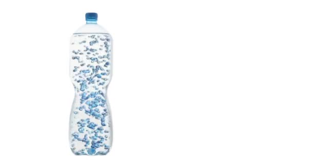Botella de agua con burbujas sobre fondo blanco - Metraje, vídeo